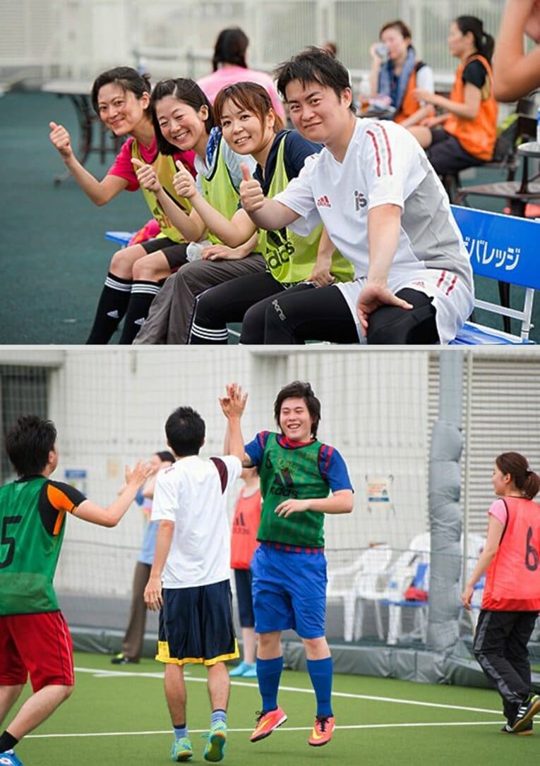 【写真上】 1時間もすれば、チームメイトともすっかり打ち解けます。親指を上げてカメラにポーズ。
【写真下】 ゴールを決めてハイタッチ。仲間のために活躍し、仲間に祝福される。ランとは別の充実感。