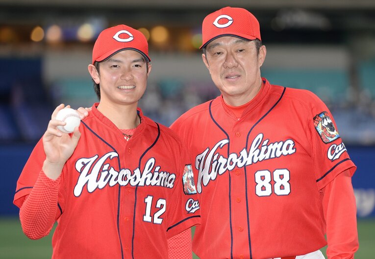 プロ初勝利を上げて笑顔の大道と佐々岡監督　©︎KYODO