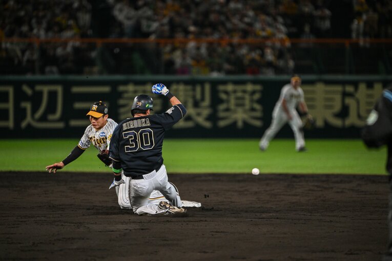 伊藤将の思い切ったバント処理は二塁への悪送球となった　©︎Nanae Suzuki