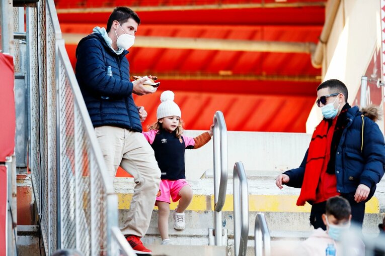 久保建英“オレが蹴る”FK弾→手荒い祝福に「い、痛いんですけど」 カメラマンが至近距離でとらえた一撃と、ファンから“感謝の大拍手”(35)