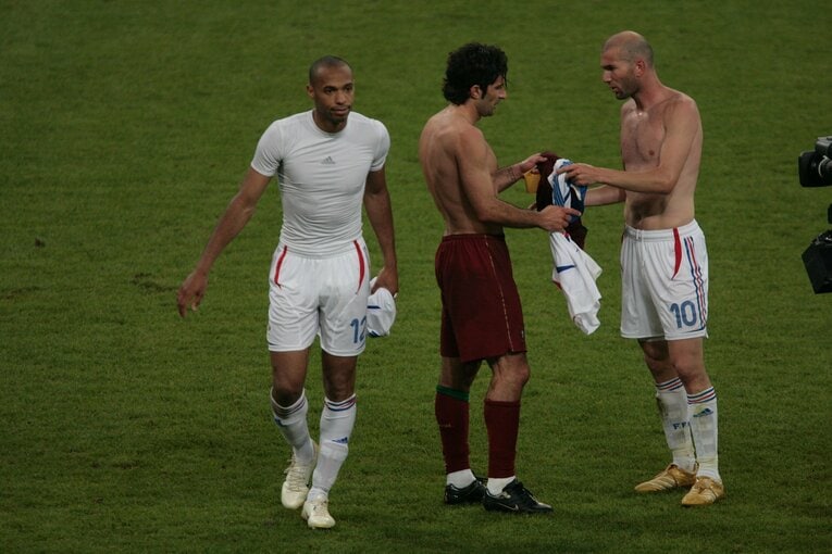 ジダンとユニフォーム交換（2006年ドイツW杯準決勝）©︎JMPA