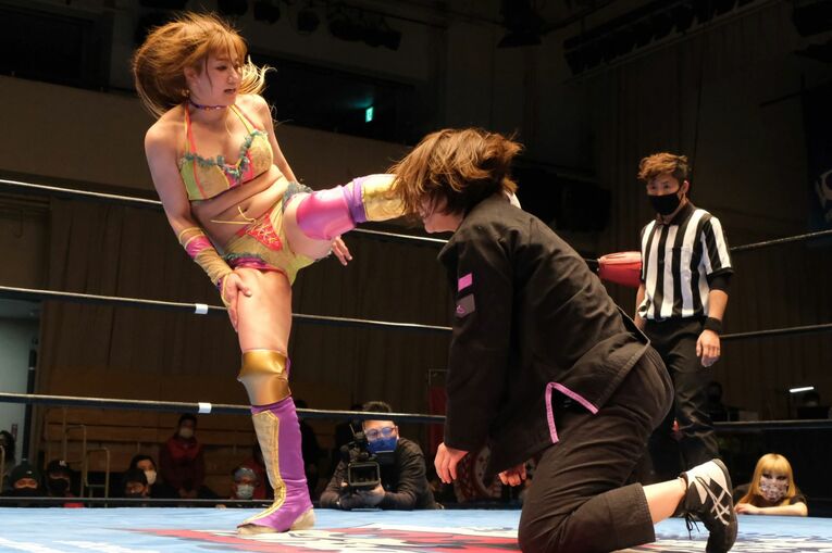 アイスリボン後楽園ホール大会　雪妃真矢（左）と松屋うの　(C)Norihiro Hashimoto