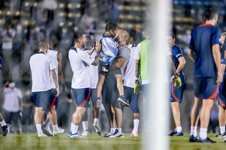 7月18日、有料の公開練習、練習乱入の”小さなファン”にメッシがサインをするまさかの神対応　©Kiichi Matsumoto