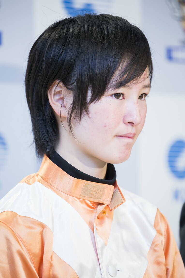 報道陣の取材に応じる藤田菜七子（当時18歳）©Shiro Miyake