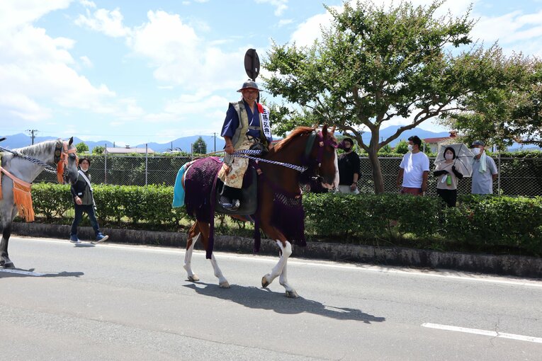 宵乗り行列でのハギノグラミー。騎乗するのは佐藤弘典さん