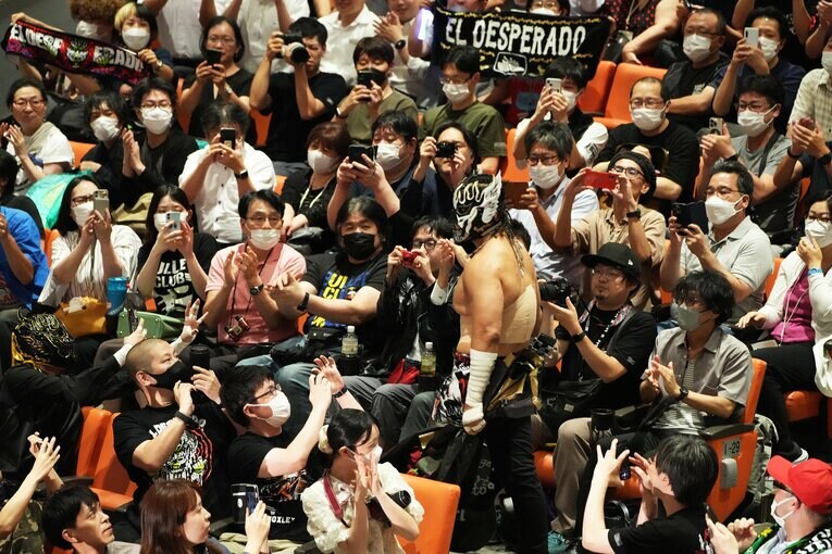 ジョン・モクスリーのお株を奪うかのように客席から入場したエル・デスペラード