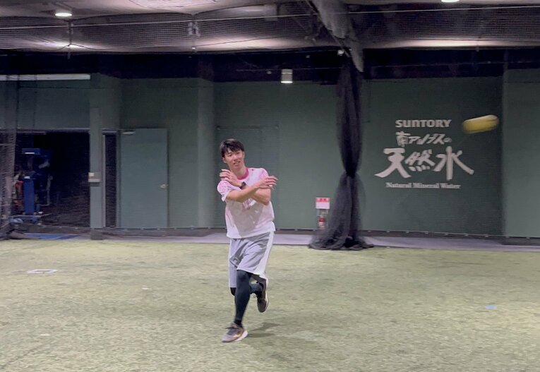 オーバースローではないため、痛みは少ないという　写真は本人提供