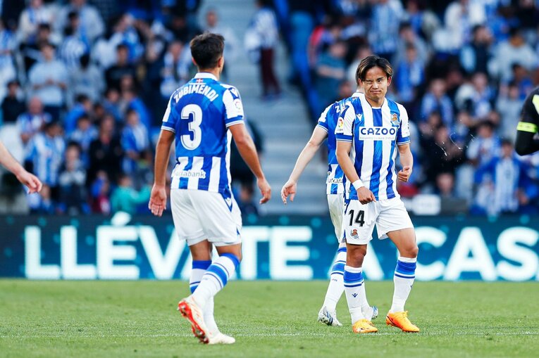 「クボはノルマル（普通）よ」辛口おばあちゃんにバルで遭遇も…カメラマンが撮った久保建英21歳の“軽快ドリブル＋母・祖母のような愛”(34)