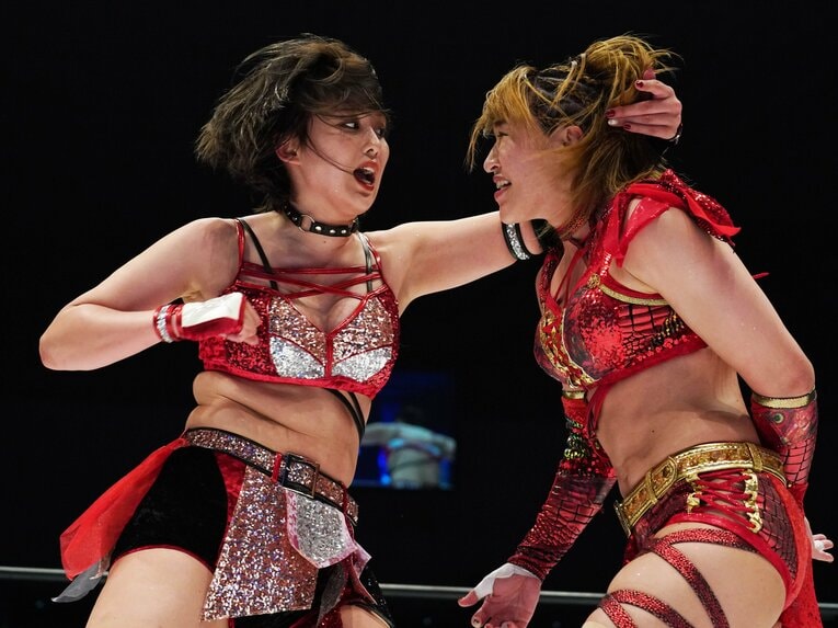 朱里にエルボーを叩き込むひめか