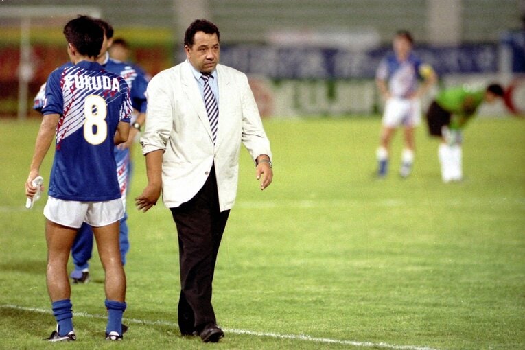 福田（左）をはじめ、選手たちに言葉をかけたオフト監督（1993年）