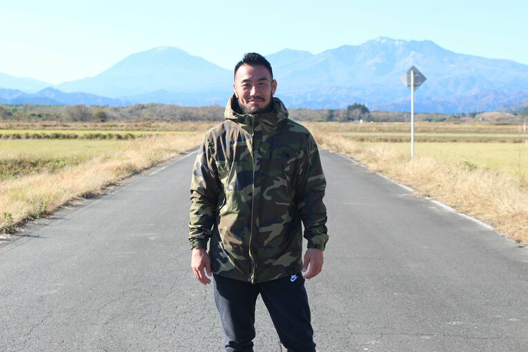 近隣を散策する手塚裕之　©Number Web