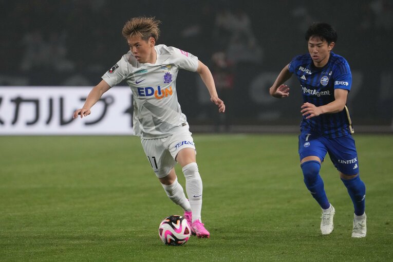 4月3日のJ1第6節、満田誠を追いかける平河悠　©Masashi Hara