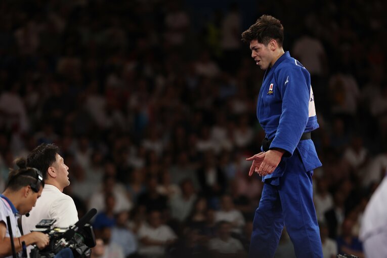 【誤審騒動②】敗戦直後、畳を下りる村尾三四郎。小野卓志コーチに「僕のポイントはなかったですか？」と尋ねた　©JMPA