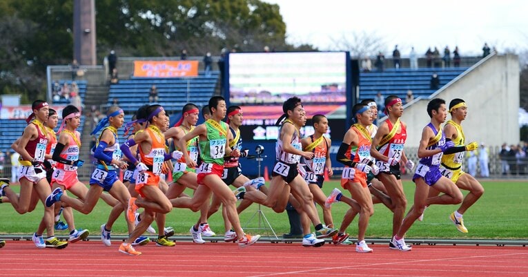 高校時代は都大路でも活躍した貞永（34番）。写真は3年時の1区で、区間10位の好走　©Nikkan Sports/AFLO