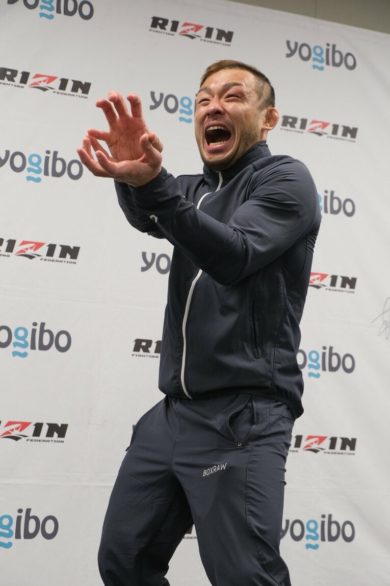 試合後のインタビュースペースでは、取材陣のリクエストに応え「かめはめ波」ポーズ　©Norihiro Hashimoto