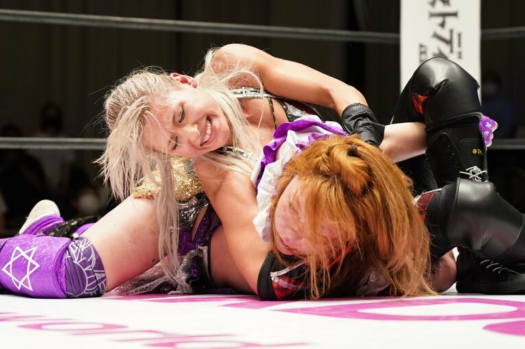 中野たむを絞め上げるジュリア