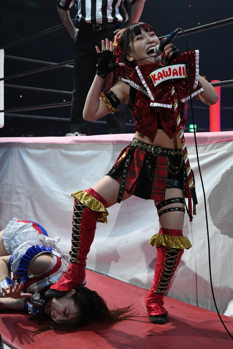 荒井優希を踏みつける伊藤麻希。彼女自身もアイドルというバックボーンを持っている