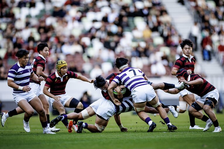明治の刺さるようなタックル　©︎Kiichi Matsumoto