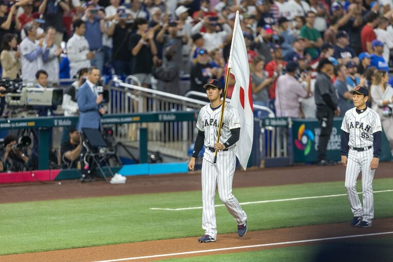 決勝のアメリカ戦前のセレモニーで、先頭で日の丸を持つ大谷とその後を歩く栗山監督　©︎AFLO
