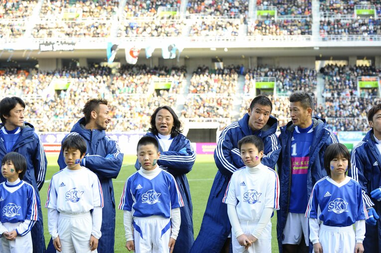 2010年1月に行われた名波浩引退試合では、カズ、中田英寿ら豪華な顔ぶれが駆けつけ4万人超の観客が声援を送った　©︎Toshiya Kondo
