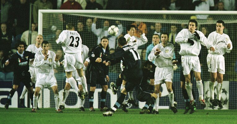 00-01シーズンのCLでフリーキックを放つミハイロビッチ　©Getty Images