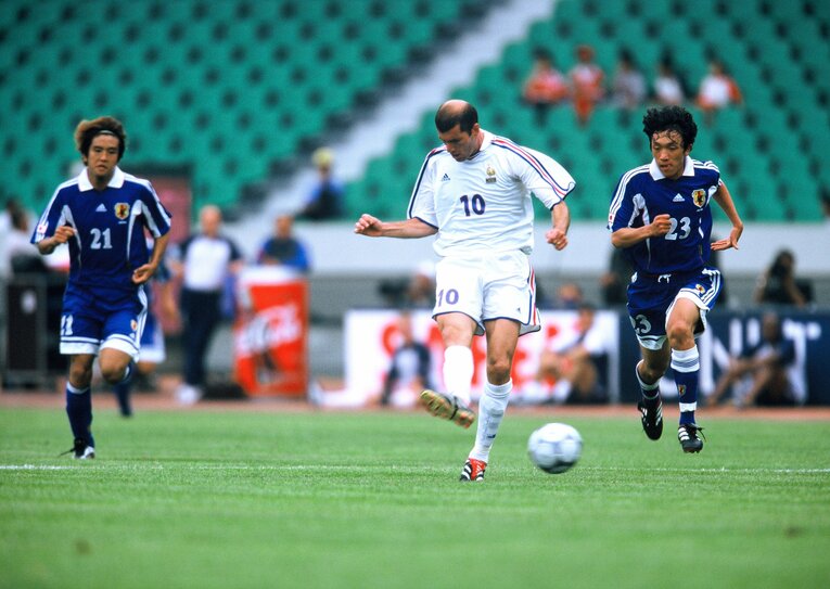 2000年のハッサン2世杯。フランス代表のジネディーヌ・ジダンを追いかける　©Sports Graphic Number