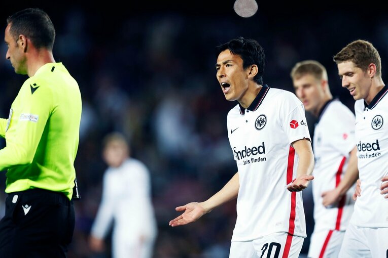 「初めて日本人がバルサのカンプノウで勝利」歴史的瞬間を撮った… 鎌田大地のアシストと献身に感動した理由〈長谷部誠も出場〉(38)