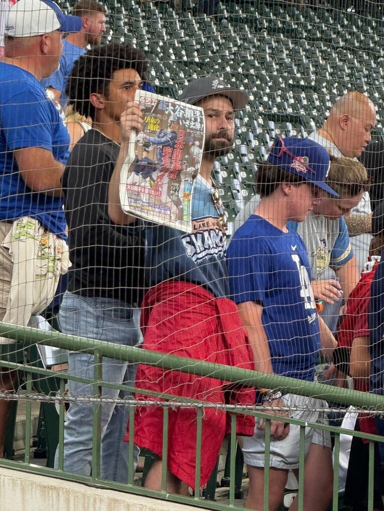 【番記者が撮った“テレビに映らない”大谷＆ドジャース写真】日本の新聞を持ったファンが　©Naoyuki Yanagihara