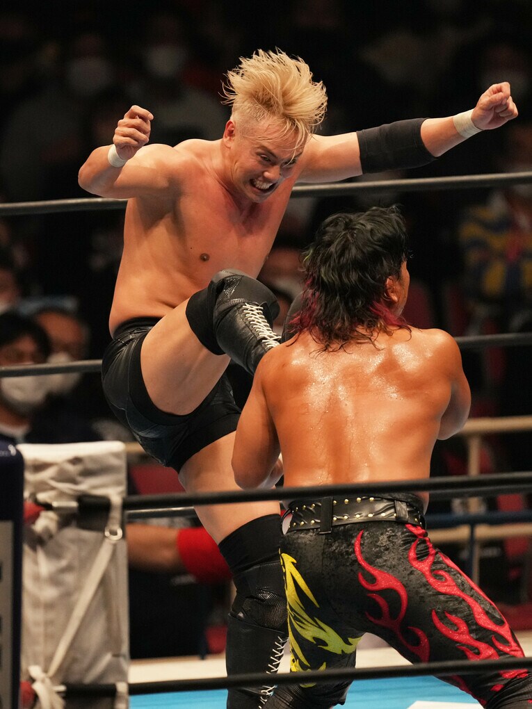 鷹木を蹴りつけるオカダ