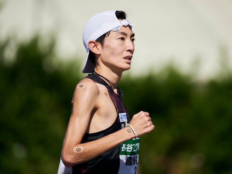 第56回全日本大学駅伝、当日変更で7区を走った國學院大・平林清澄（4年）は青学大・太田蒼生と激しくトップを争うも2位で襷を渡す　©Yuki Suenaga