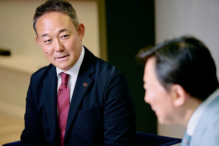 元沢伸夫　株式会社DeNA川崎ブレイブサンダース取締役会長　経営コンサルティング会社を経て、2006年、DeNA入社。'18年のDeNAへの川崎ブレイブサンダース事業承継に伴い、代表取締役社長に就任する。'23年から取締役会長を務める