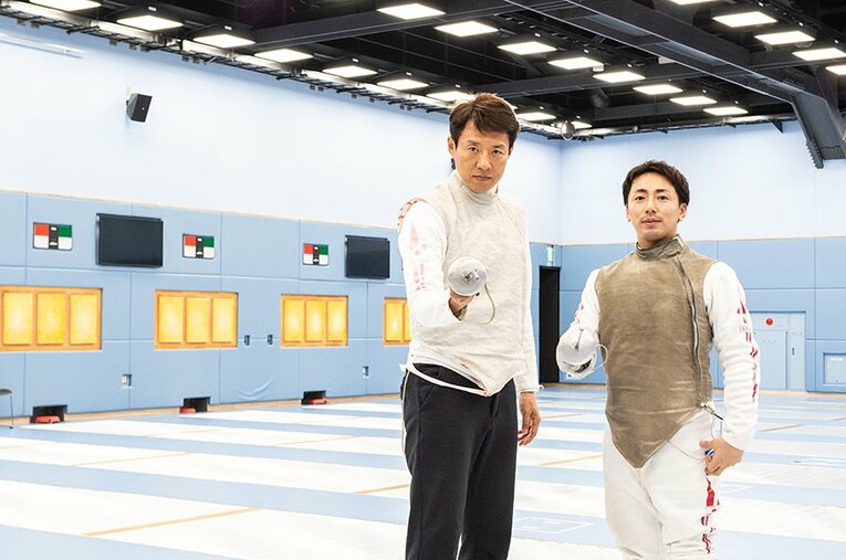 フェンサーのウェアを着た松岡修造と加納慎太郎。加納の壮大な夢に松岡も感心しきり。 ／ photograph by Nanae Suzuki