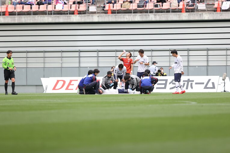 横たわる中村を心配そうに見つめる森重ら　ⒸF.C.TOKYO