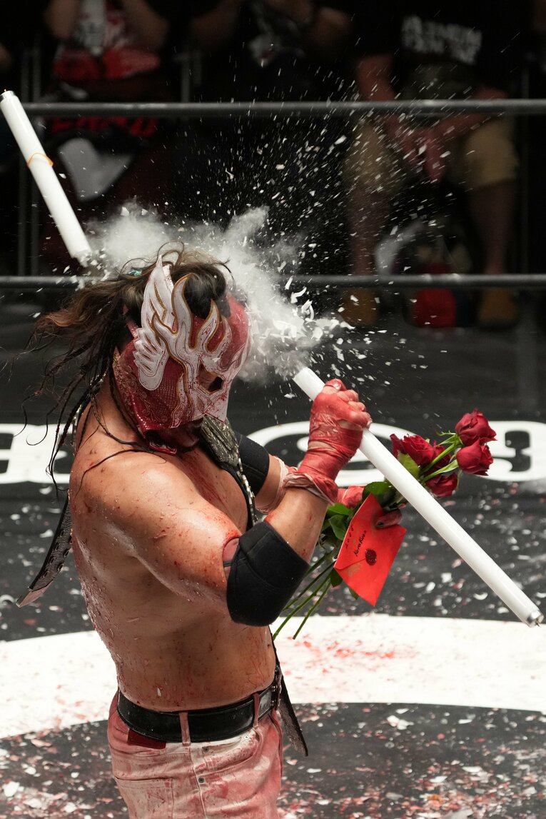 残った蛍光灯を頭で叩き割るエル・デスペラード　©Masashi Hara