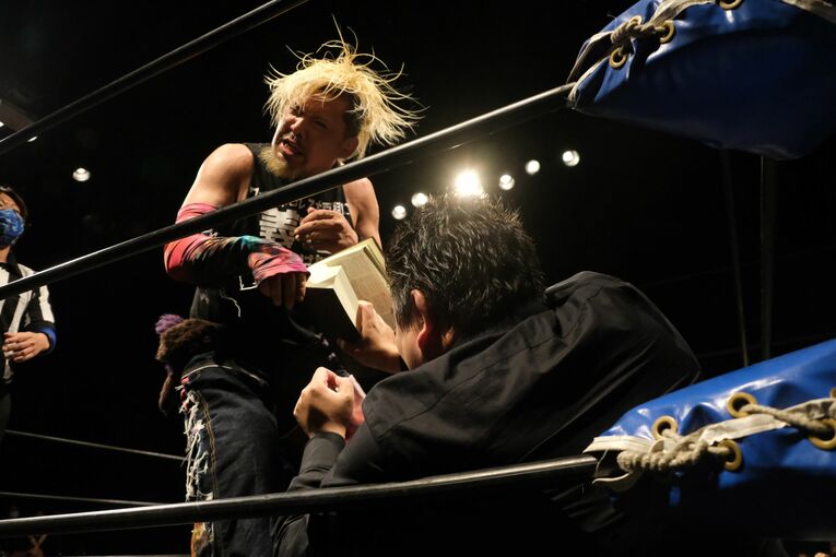 「凶器は模範六法」「伊製高級スーツでリングイン」異色の“東大卒”弁護士・川邉賢一郎がプロレスラーになるまで(23)