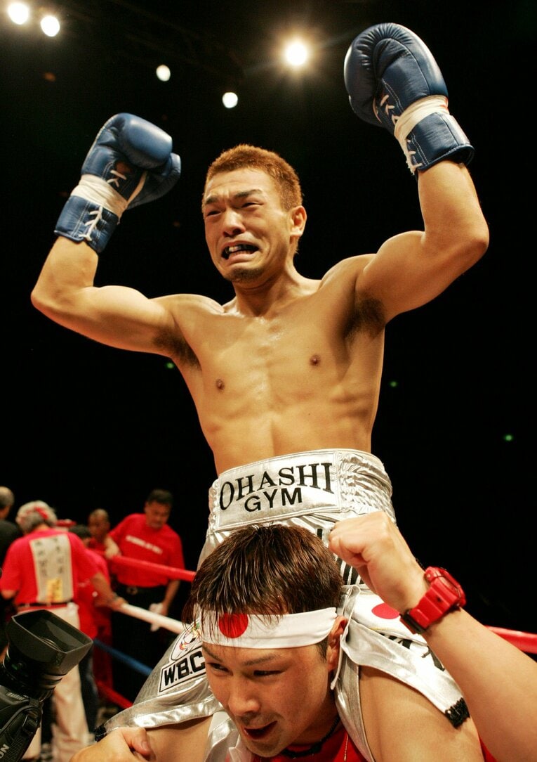 悲願を成し遂げ、川嶋勝重は感情を爆発させた　©Reuters/AFLO