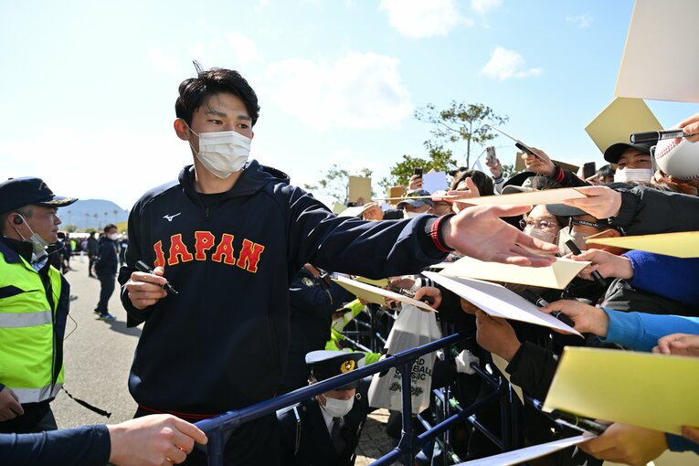 子どもたちを中心に要望に応えていく佐々木 ©Hideki Sugiyama