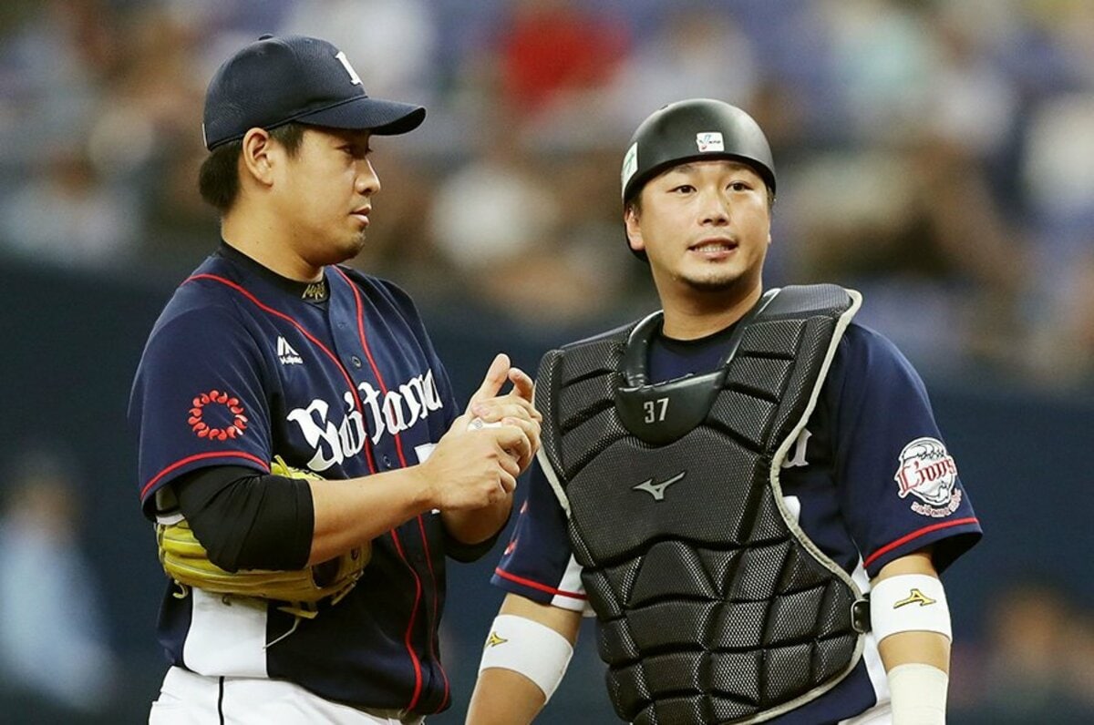 控えから地道に西武の正捕手争い！岡田雅利流、若手の人心掌握術。 - プロ野球 - Number Web - ナンバー