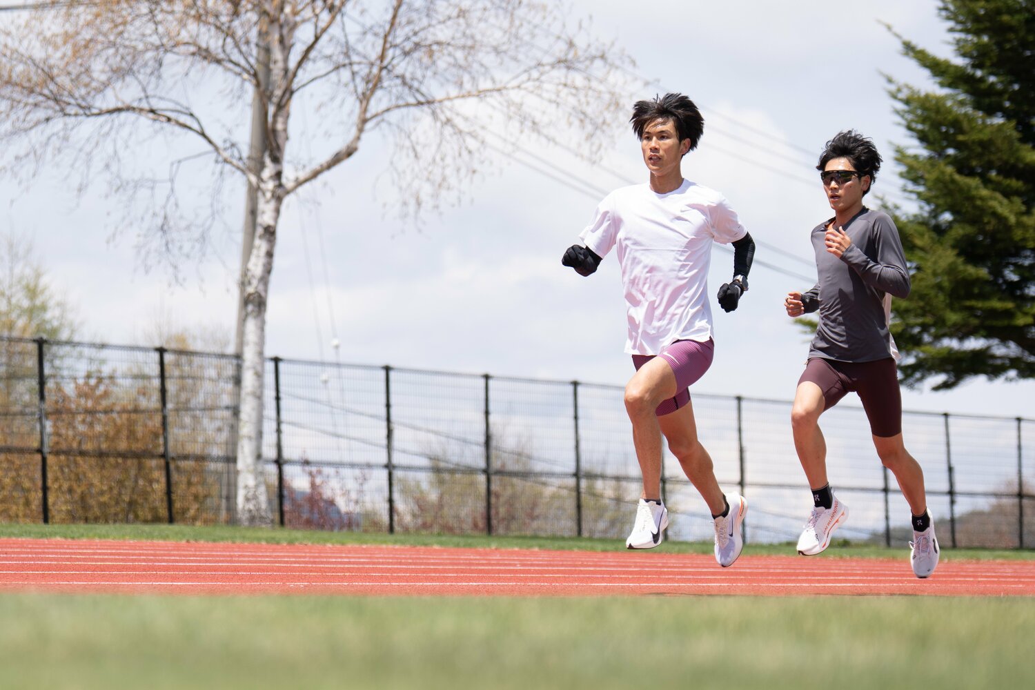 Ggoatで練習する鈴木芽吹(左)と篠原倖太朗(右) ©Shiro Miyake