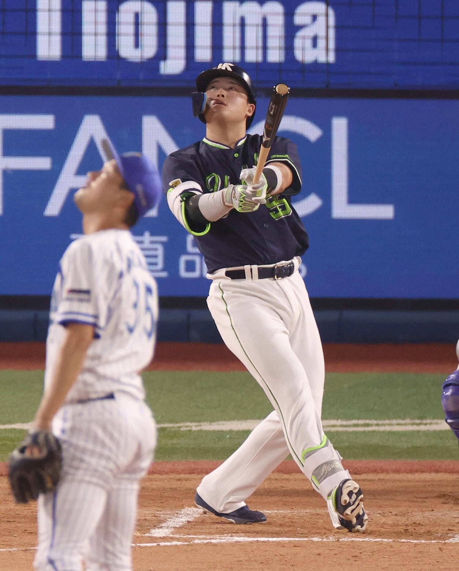 村上から一発を浴びた三上　©Sankei Shimbun