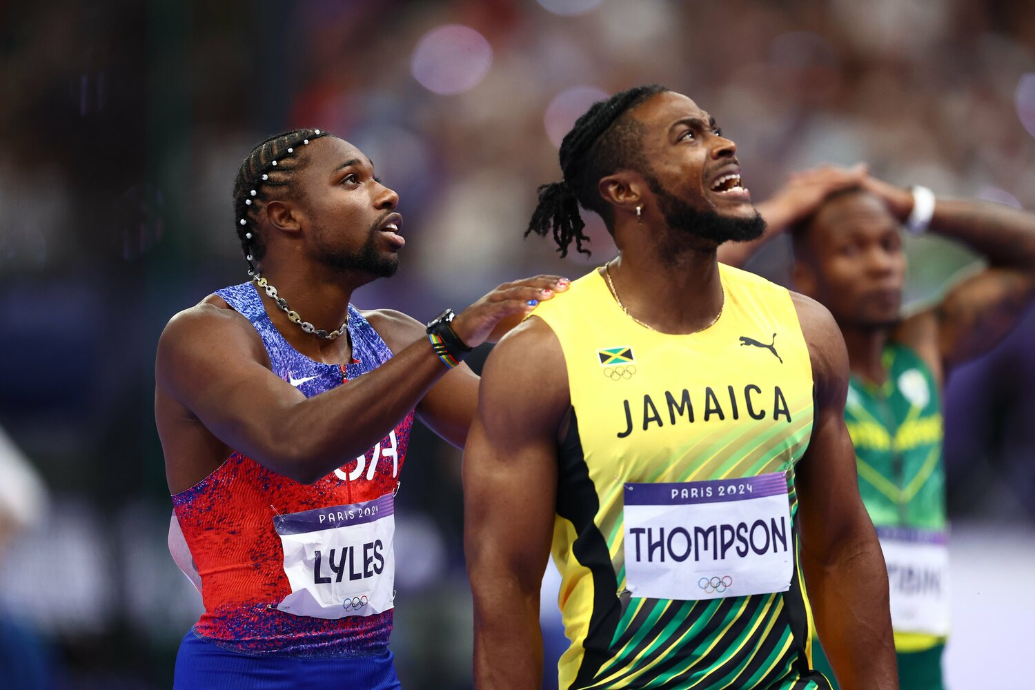 ゴール後に半信半疑で大型スクリーンをみつめるライルズとトンプソン　©︎Ryosuke Menju/JMPA