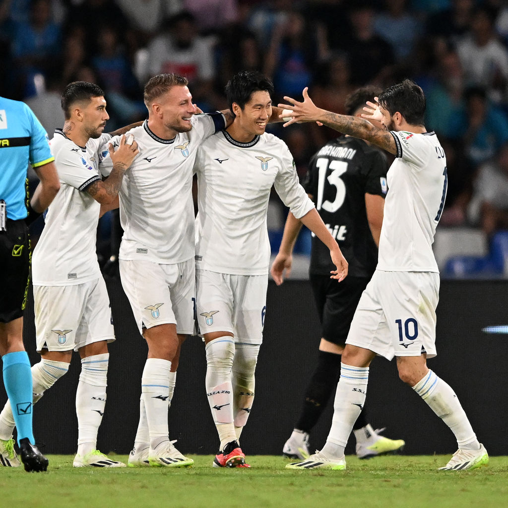 ナポリ戦でゴールを決めた際の鎌田とラツィオの面々　©Getty Images