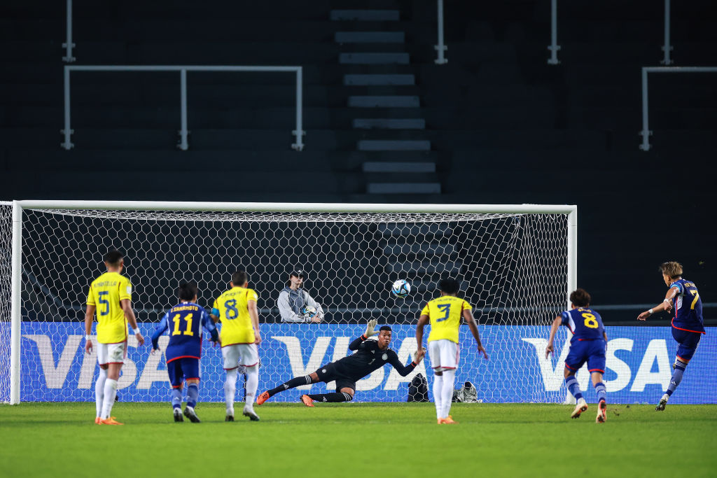 松木のPKは相手GKの逆を突いたかに見えたが……　©Getty Images