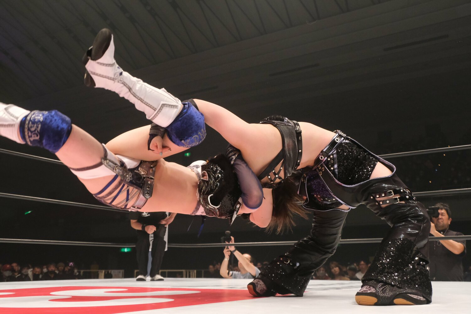 試合は激しいスープレックス合戦に