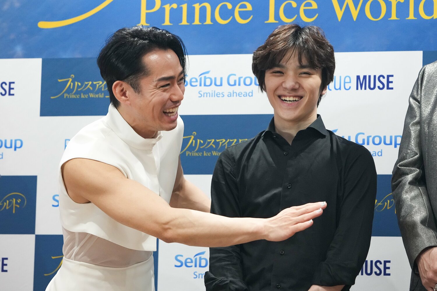 4月27日、プリンスアイスワールド横浜公演で笑顔の宇野と高橋 ©AFLO