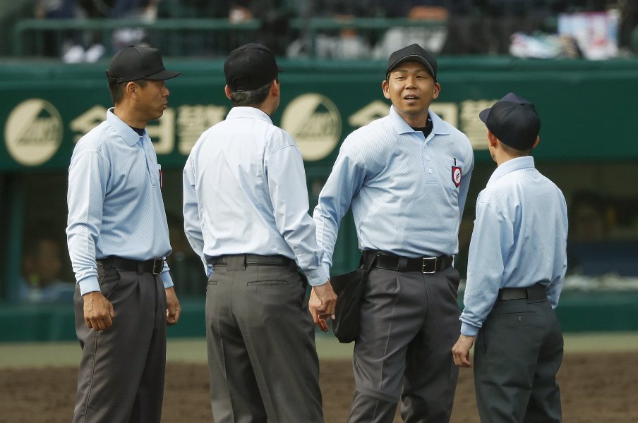 高校野球でも深刻化する審判の“なり手不足”問題「ボク、なりたいんです！」京都の強豪野球部・高2球児はなぜ審判を目指すのか？＜Number Web＞ photograph by KYODO