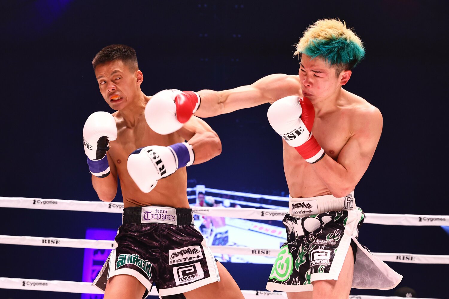 一進一退の展開だった両者。だが的確性で那須川が上回っていた　©RISE