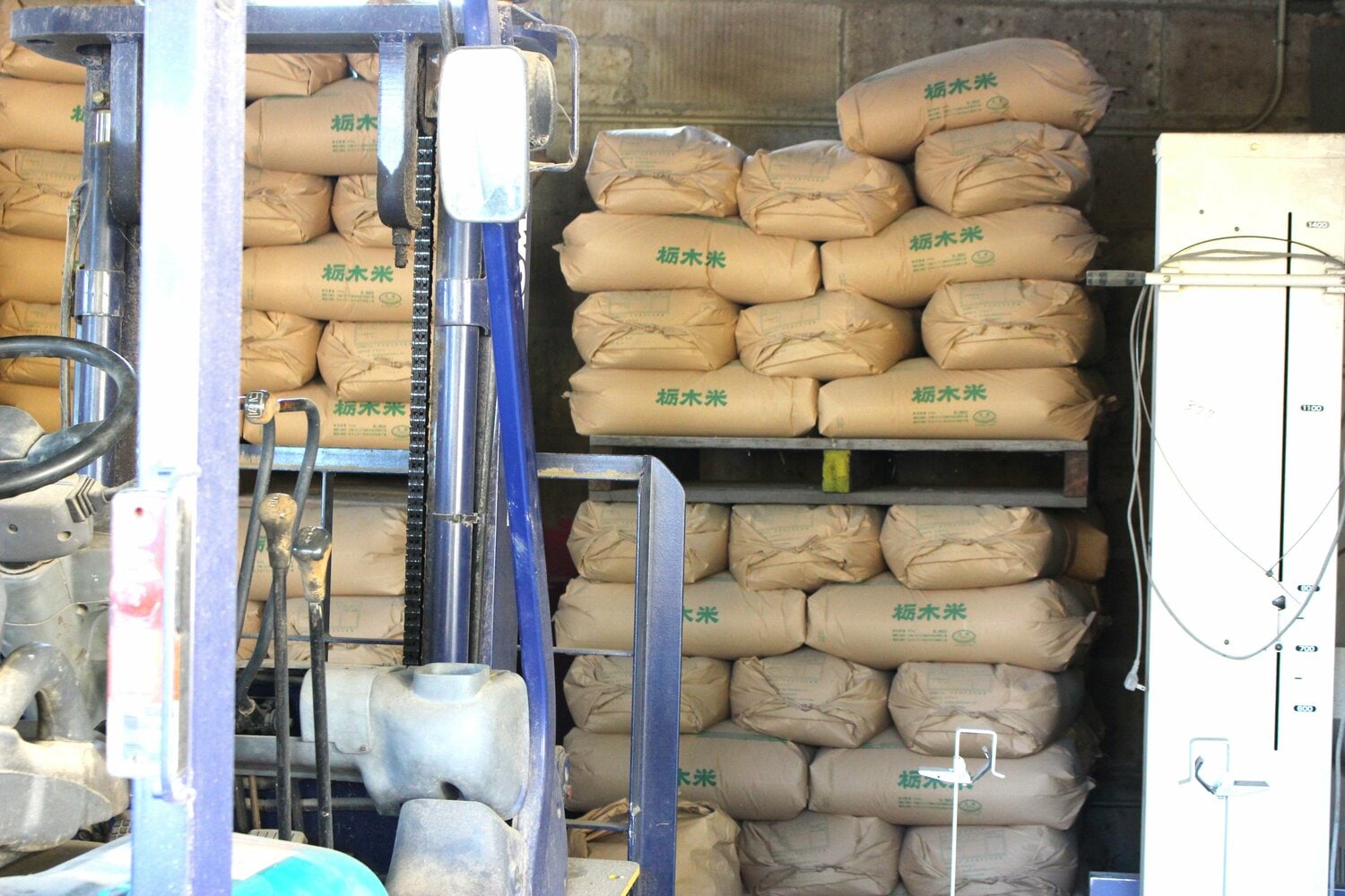 実家の倉庫には田んぼで収穫した米が積まれている　©Number Web