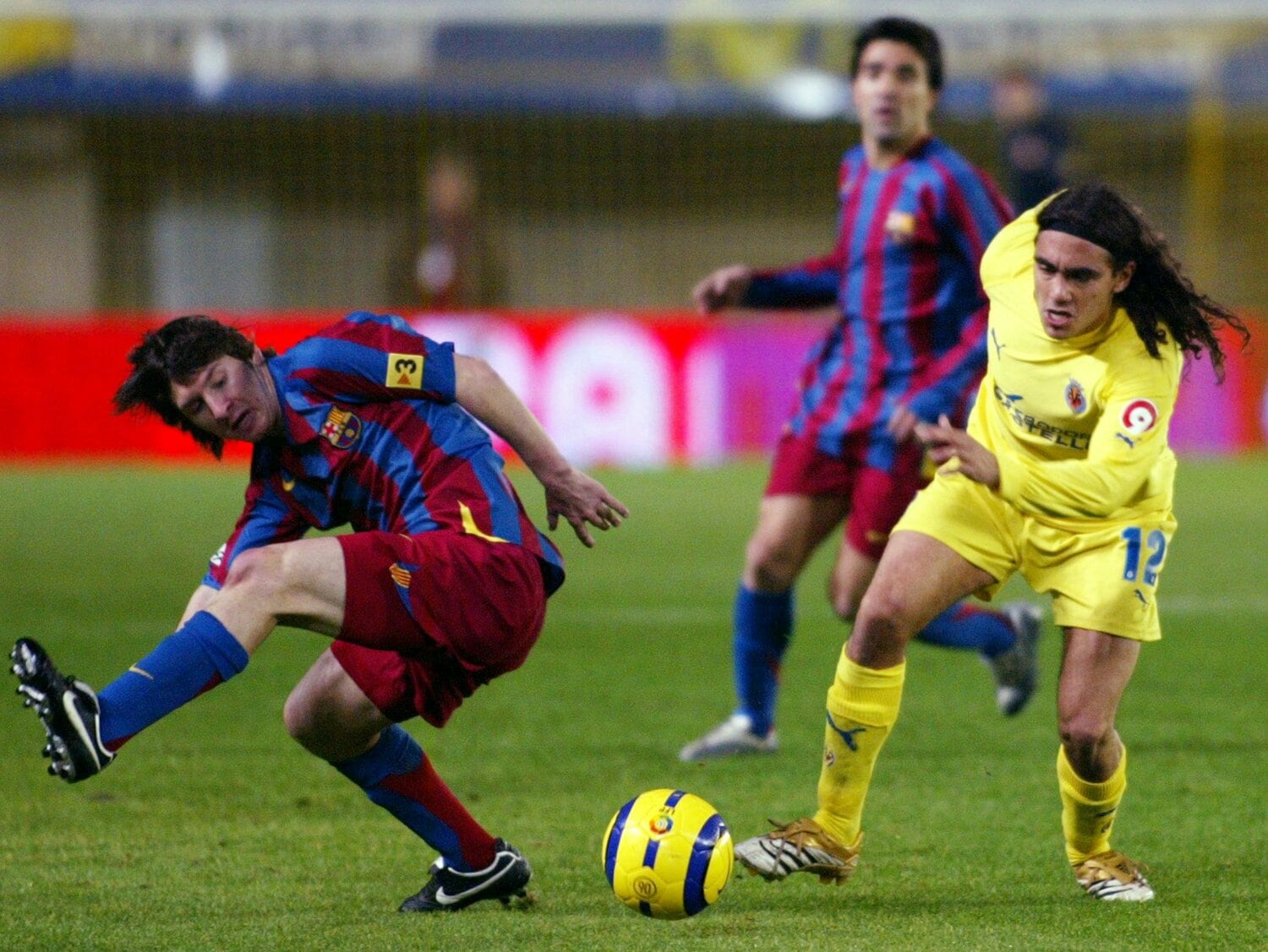 ビジャレアル時代、メッシ（左）とのマッチアップ©︎REUTERS/AFLO