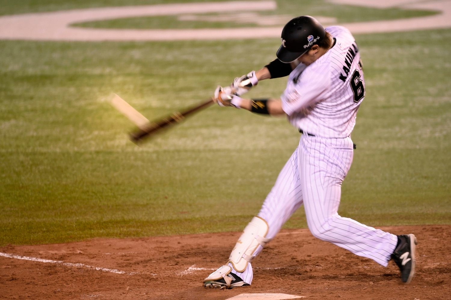 首位打者を獲得した2016年の角中 ©Naoya Sanuki